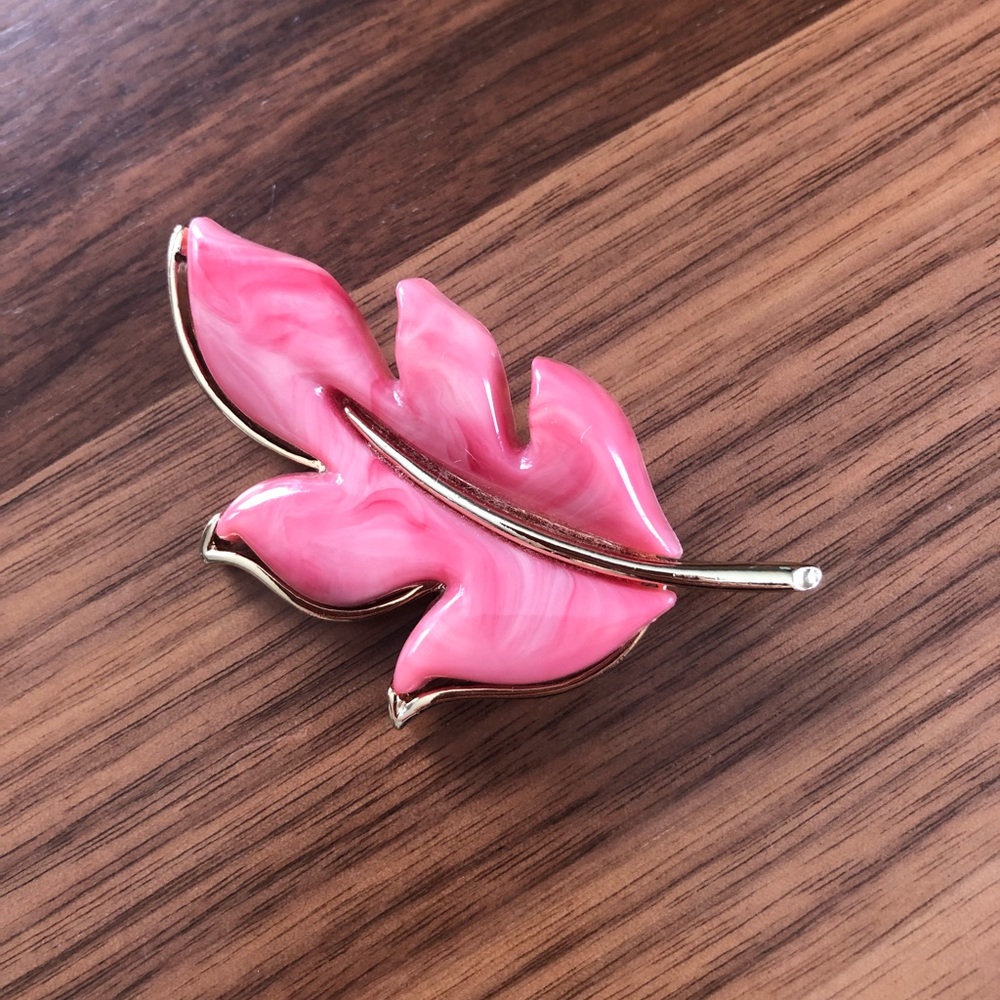 Vintage flower pin/brooch
